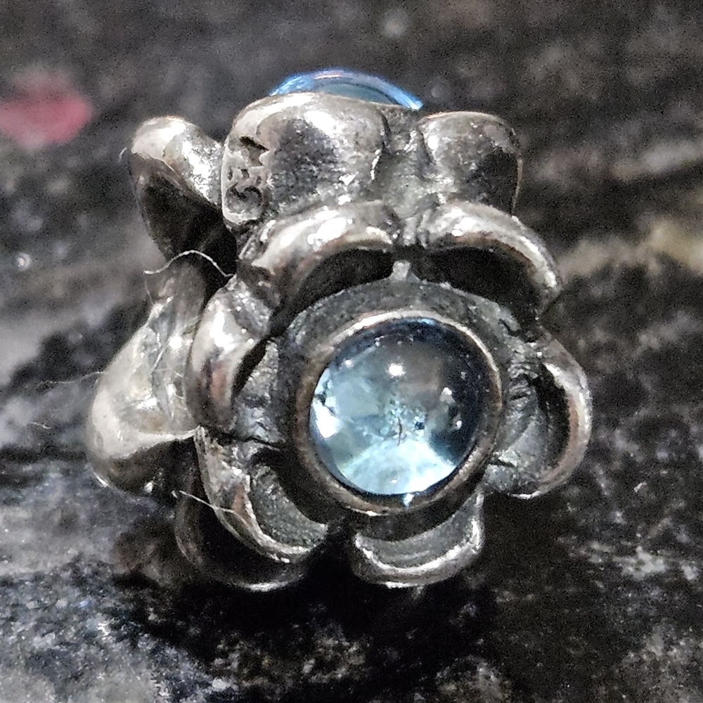 PANDORA Ribbon with Blue Topaz Charm No. 790279BTP - Picture 2 of 4